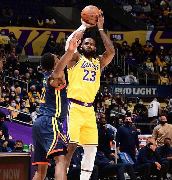 熊猫直播-网球公开赛焦点战：东城雄狮队大胜蓬莱雷豹队，外线火力全开。防守强度拉满(网球公开赛在线直播)