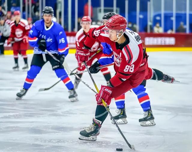 熊猫直播- 射击小组赛焦点战：漠南天狼队强势横扫漠南白虎队，新星闪耀。主场山呼海啸