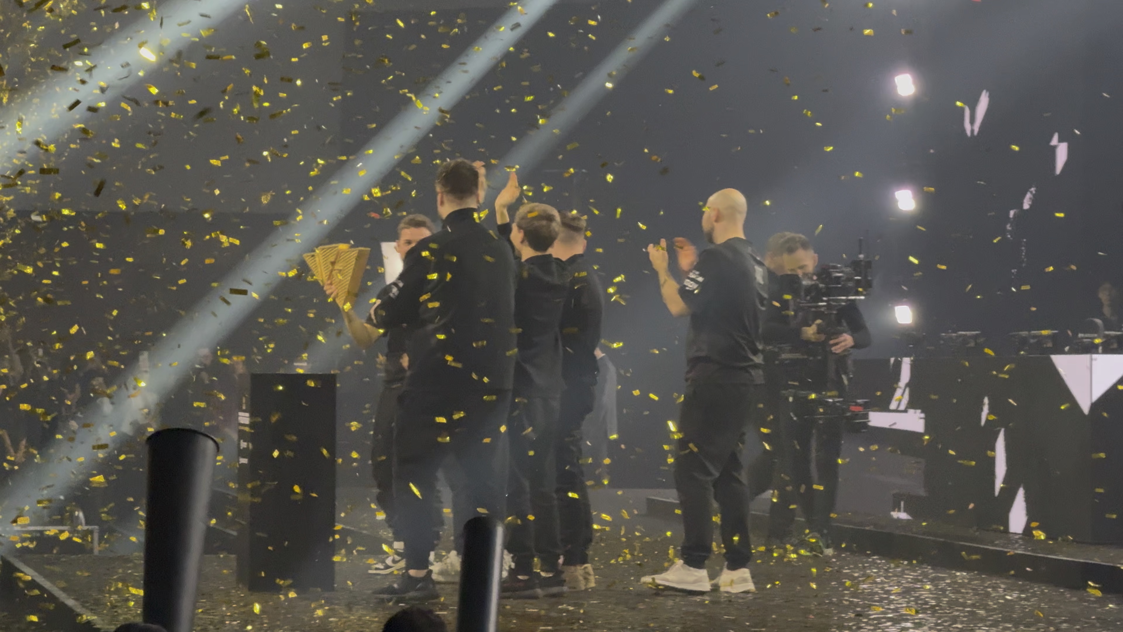 熊猫体育-G2前途光明！，德罗巴新星比赛局势复杂表现突出赢得满堂喝彩(赛罗最恨的四个人)